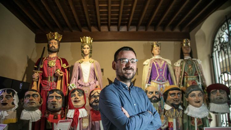 L’alcalde de Girona, amb gegants i capgrossos, dilluns en l’accés a l’edifici de l’Ajuntament.