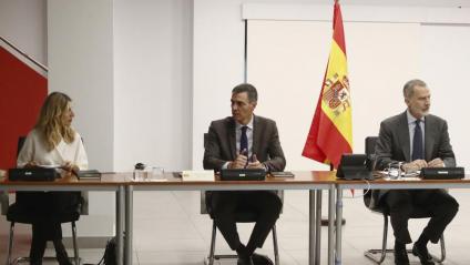 El president Pedro Sánchez amb la vicepresidenta segona i ministra de Treball, Yolanda Díaz, i el rei Felip VI en l’última reunió del comitè de crisi de seguiment dels efectes de la Dana celebrada ahir al quarter general de la UME a la base de Torrejón de Ardoz