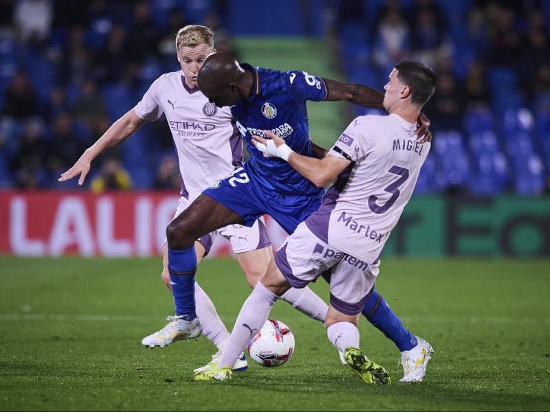 Van de Beek i Miguel defensen Nyom en una acció del partit