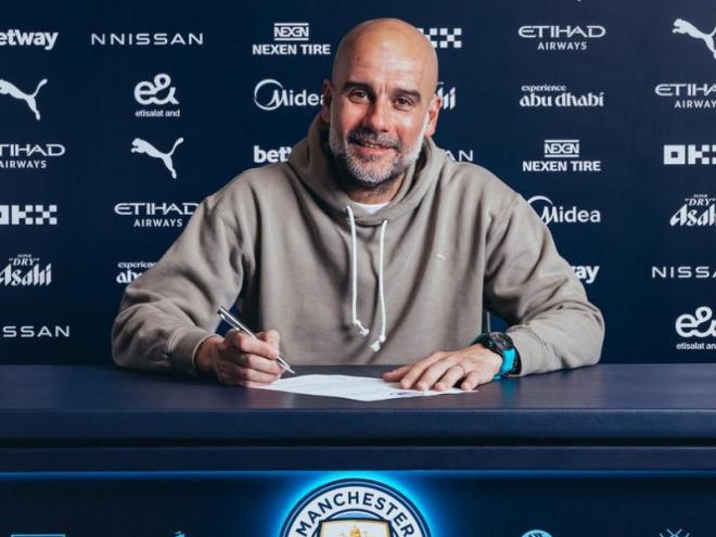 Pep Guardiola signant el nou contracte amb el Manchester City