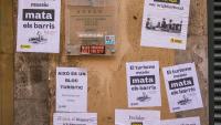 Cartells contra la pressió turística enganxats pels participants a la manifestació de l’estiu passat a favor d’un decreixement turístic a la ciutat